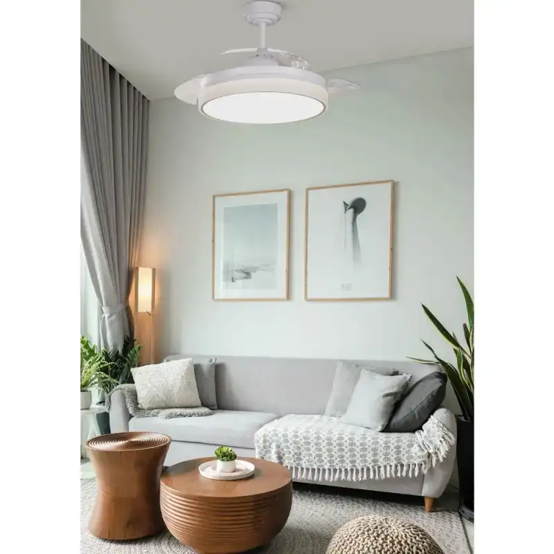 Ventilador LED con motor DC en salón moderno