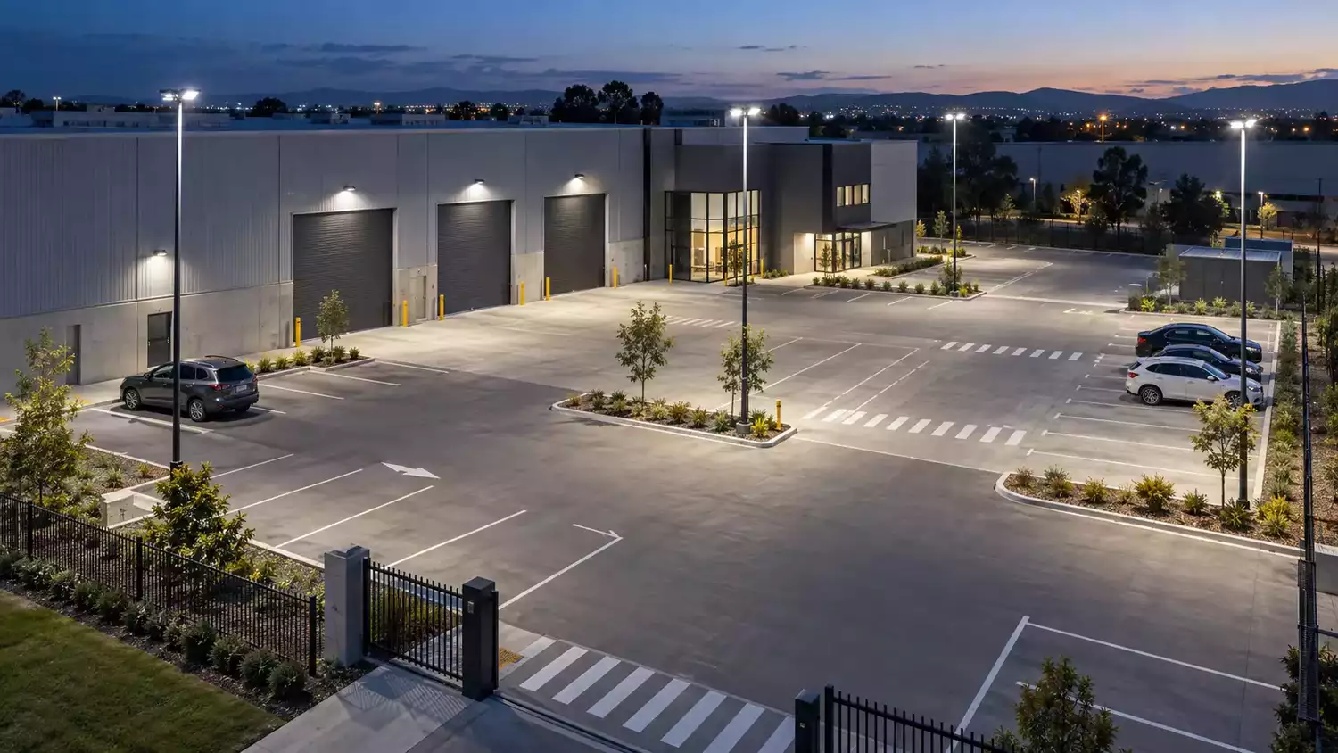 Aparcamiento industrial con distribución uniforme de luz mediante proyectores LED