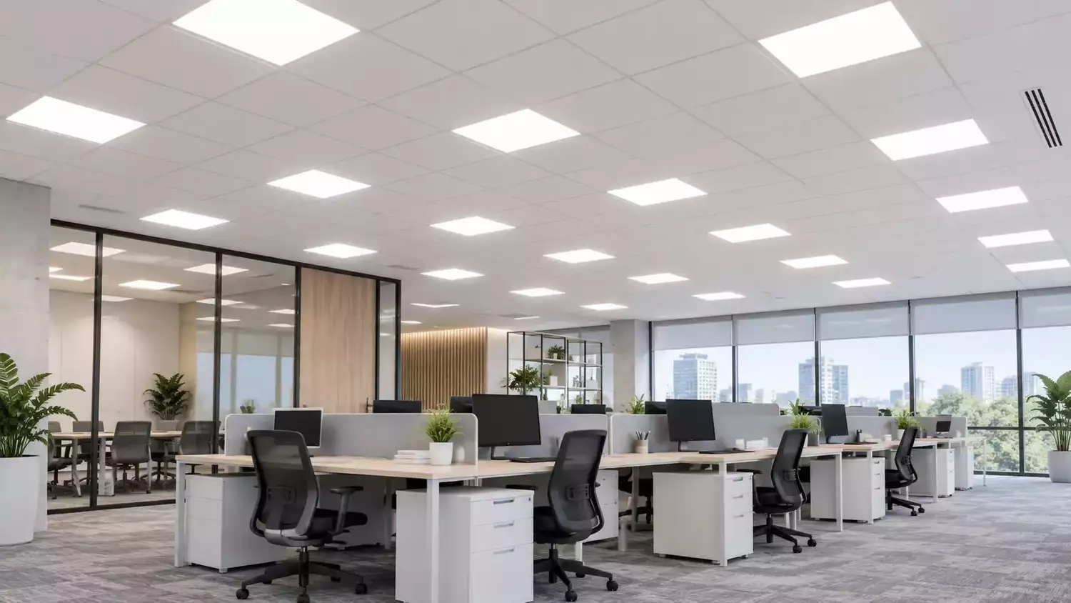 Oficina con paneles LED de iluminación uniforme y confortable